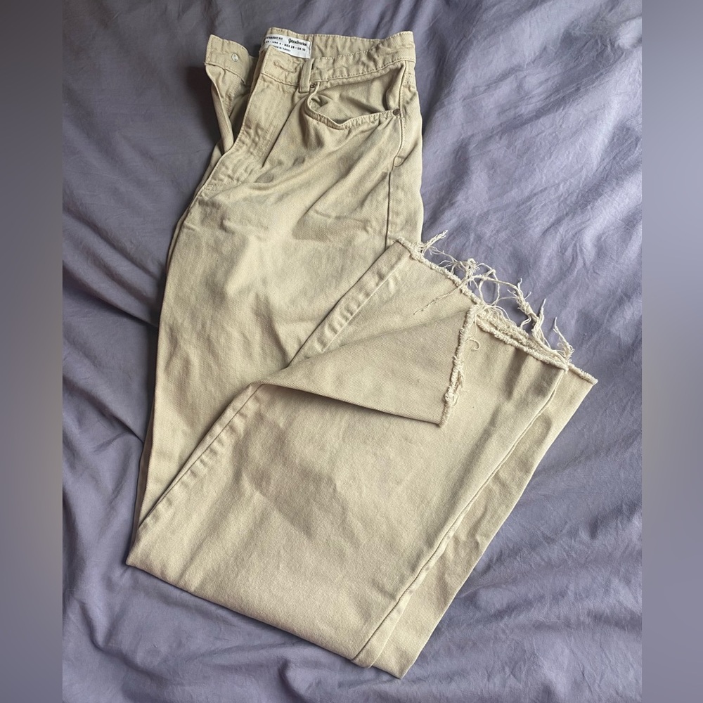 90s dad jean in the color sand, size 6 from Stradivarius. Long straight fit